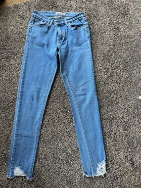 Levi's Women's Skinny Jeans in Medium Soft Blue Distressed Ankles Size 27